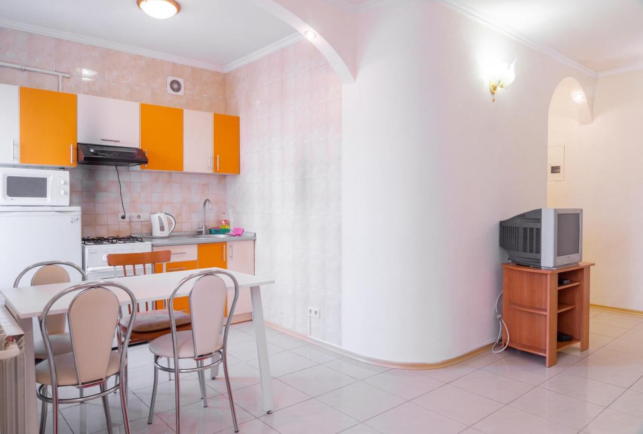 Apartment Triokhsviatytelskaya Street 3 Kyiv Exterior photo