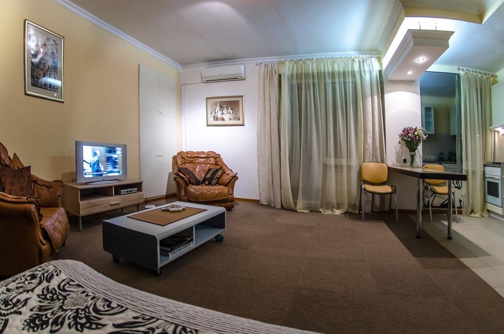 Apartment Triokhsviatytelskaya Street 3 Kyiv Exterior photo
